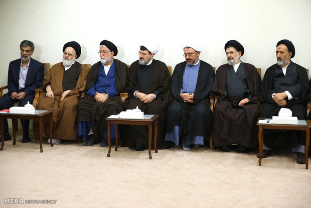 Leader receives organizers of Mostafa Khomeini Congress    