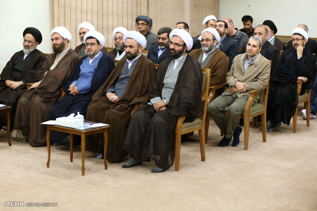 Leader receives organizers of Mostafa Khomeini Congress    