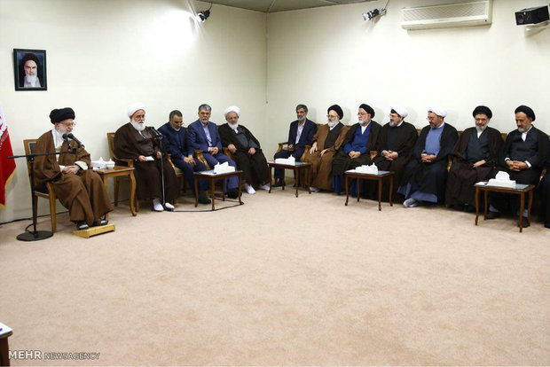 Leader receives organizers of Mostafa Khomeini Congress    