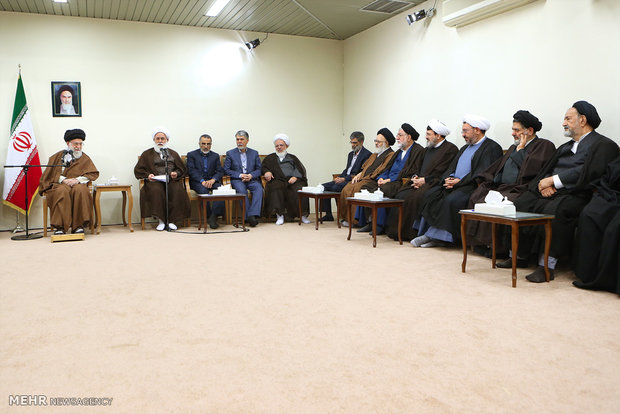 Leader receives organizers of Mostafa Khomeini Congress    