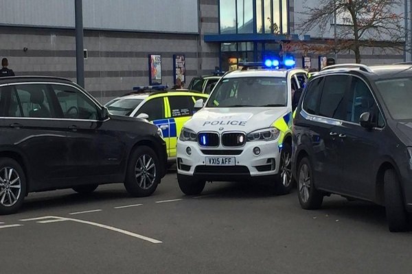 برطانیہ میں مسجد کے باہر کار سوار کے حملے میں 2 افراد زخمی