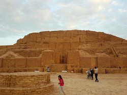  People visit ruins of Tchogha Zanbil, a UNESCO-listed prehistoric ziggurat, in Khuzestan province southwestern Iran.