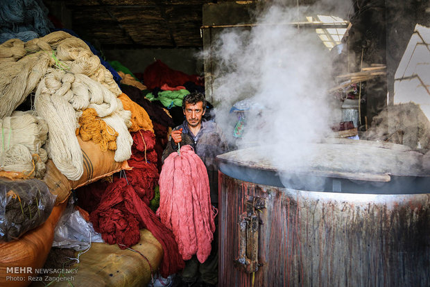 سوق السجاد في مدينة "همدان" غربي ايران