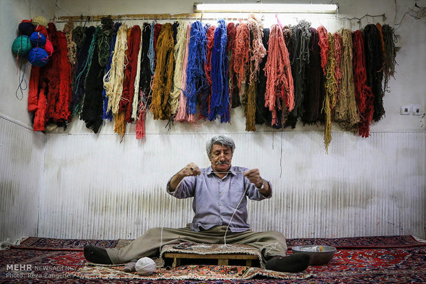 سوق السجاد في مدينة "همدان" غربي ايران