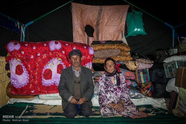 زن و مرد عشایر در چادر محل زندگی شان.
