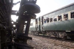 Pakistan'da yolcu treni raydan çıktı: 1 ölü, 40 yaralı