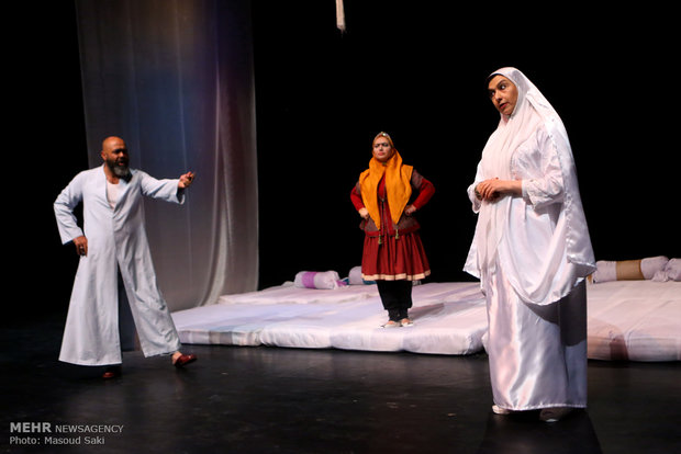  مسرحية "حكومة الحريم" على خشبة مسرح طهران