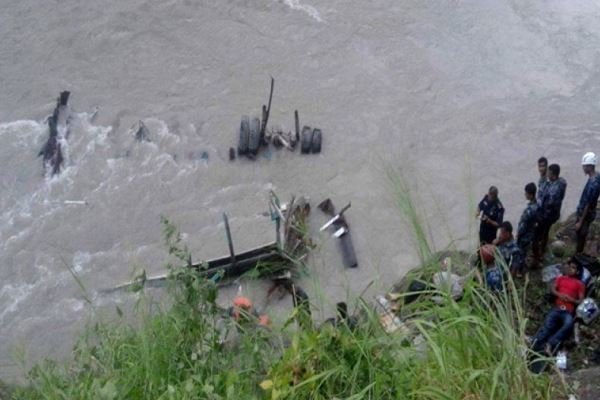  ۲۹ کشته و زخمی در اثر سقوط اتوبوس به رودخانه ای در نپال