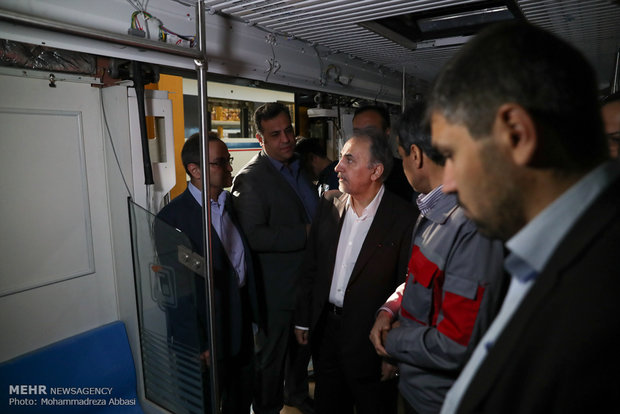 بازدید شهردار تهران از کارخانه واگن سازی مترو تهران