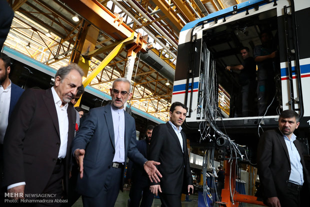 بازدید شهردار تهران از کارخانه واگن سازی مترو تهران