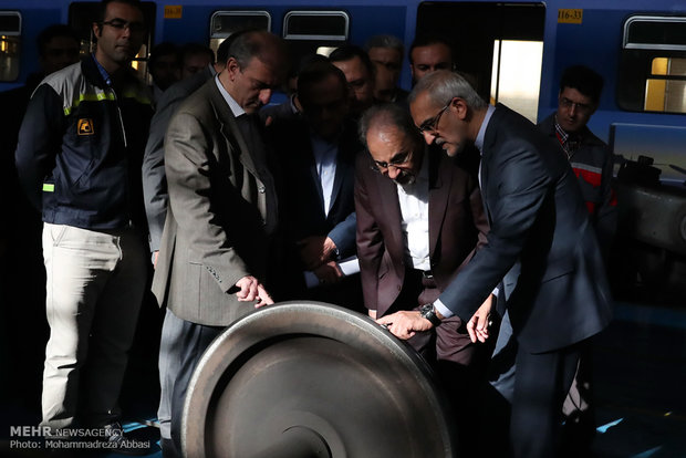 بازدید شهردار تهران از کارخانه واگن سازی مترو تهران