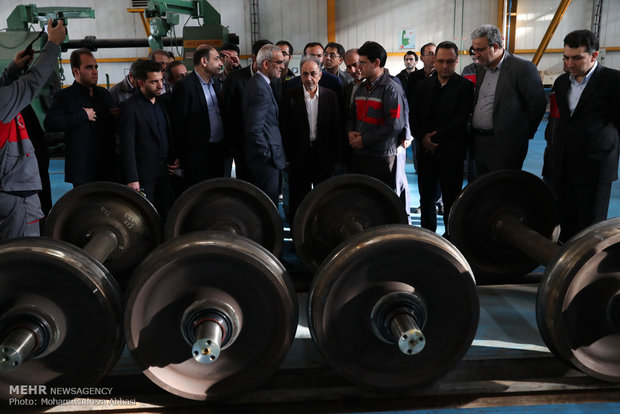بازدید شهردار تهران از کارخانه واگن سازی مترو تهران