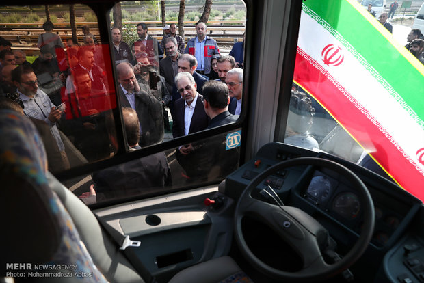 بازدید شهردار تهران از کارخانه واگن سازی مترو تهران