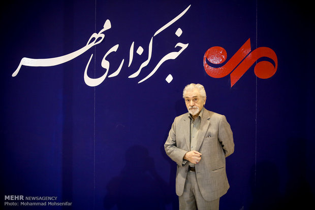 انجمن خوشنویسان از اهدافش دور شده است/ دلبسته امام هستم