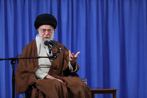 قائد الثورة : سبب شن الحرب المفروضة يكمن في عظمة الثورة الاسلامية