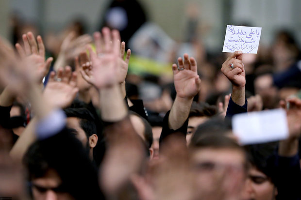 Thousands of students meet with Ayatollah Khamenei