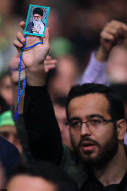 Thousands of students meet with Ayatollah Khamenei