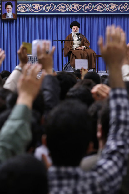 Thousands of students meet with Ayatollah Khamenei