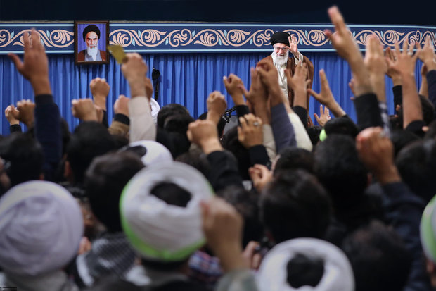 Thousands of students meet with Ayatollah Khamenei