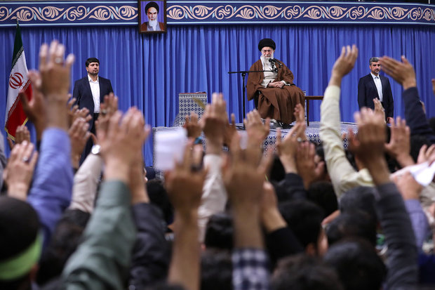 Thousands of students meet with Ayatollah Khamenei