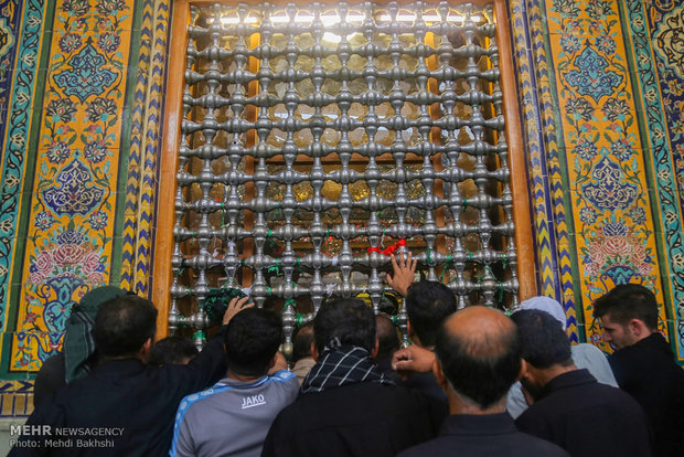 Mourners of Imam Hossein gather in Imam Ali shrine