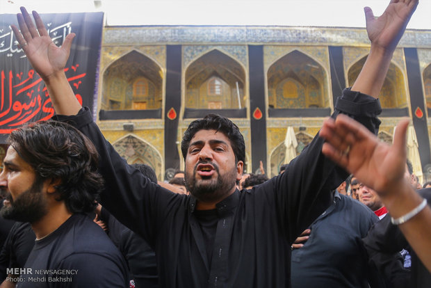 Mourners of Imam Hossein gather in Imam Ali shrine