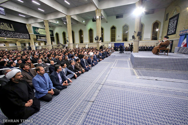 Thousands of students meet with Ayatollah Khamenei