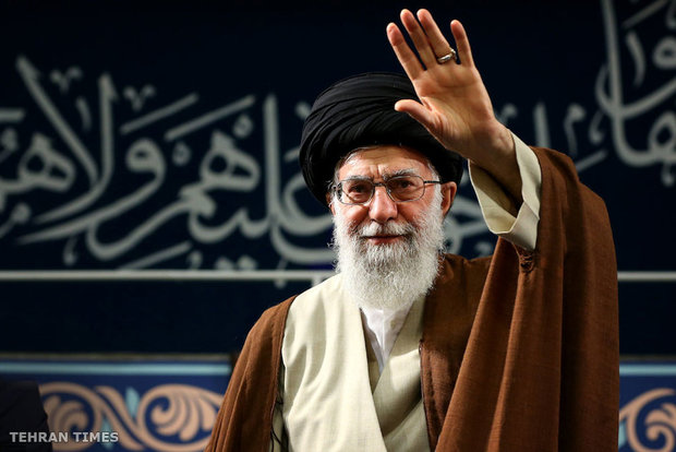 Thousands of students meet with Ayatollah Khamenei