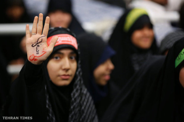 Thousands of students meet with Ayatollah Khamenei