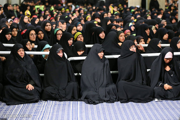 Thousands of students meet with Ayatollah Khamenei