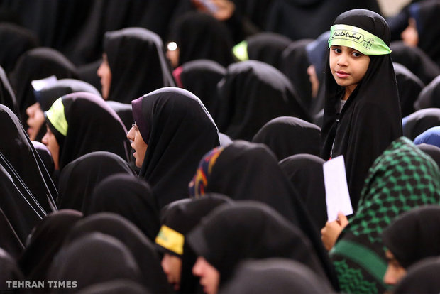 Thousands of students meet with Ayatollah Khamenei