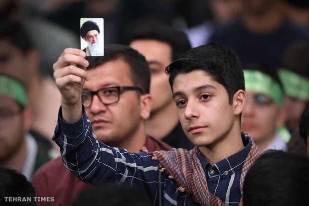 Thousands of students meet with Ayatollah Khamenei