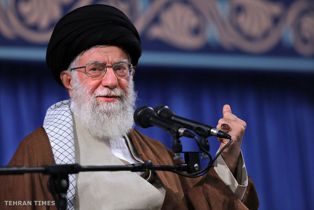 Thousands of students meet with Ayatollah Khamenei