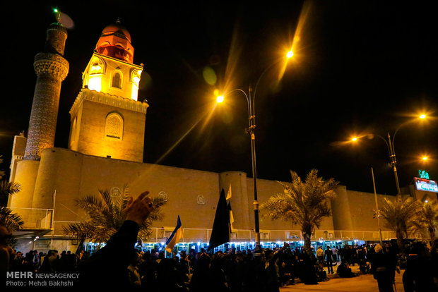 حضور زائران اربعین در مسجد کوفه‎