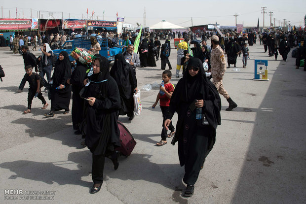 شاخه نبات متبرک بارگاه رضوی تقدیم زائران در شلمچه شد 