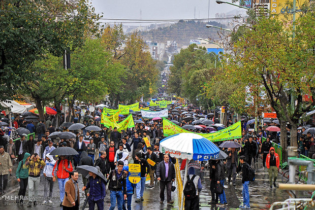 راهپیمایی بارانی 13 آبان در سنندج‎