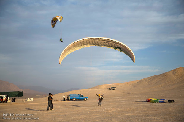 Yazd hosts National Paragliding Festival