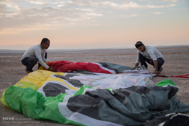 مهرجان "الطيران المظلي" في مدينة يزد الايرانية