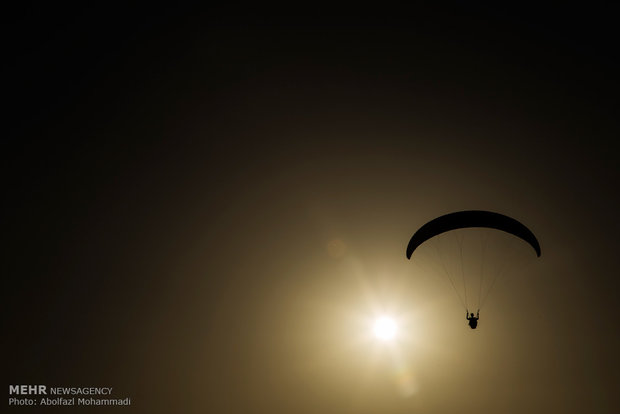 Yazd hosts National Paragliding Festival