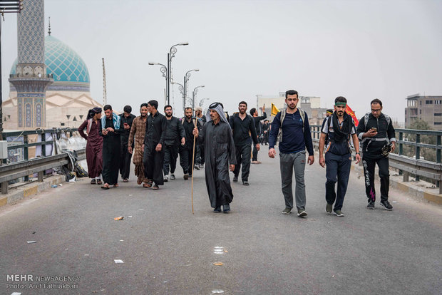 پیاده‌روی زائران حسینی از نجف تا کربلا 
