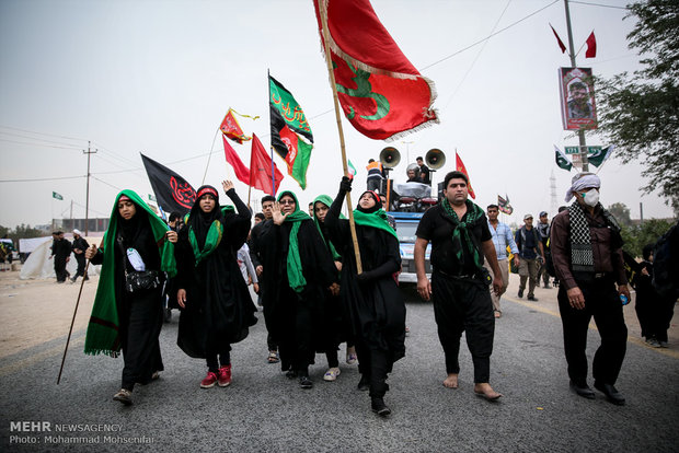 عشاق الحسين في طريق النجف متوجهين لكربلاء 