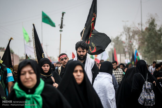 عشاق الحسين في طريق النجف متوجهين لكربلاء 