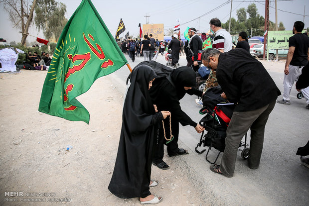 عشاق الحسين في طريق النجف متوجهين لكربلاء 