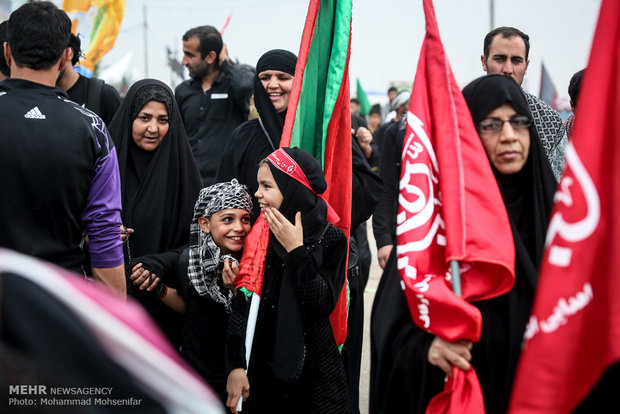 عشاق الحسين في طريق النجف متوجهين لكربلاء 