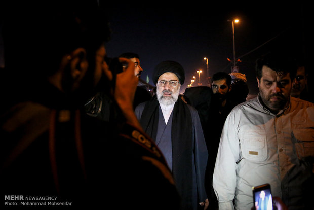 Arbaeen pilgrims walking from Najaf to Karbala