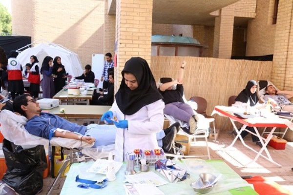 دانشگاهیان باهنر کرمان به مناسبت اربعین خون اهدا کردند