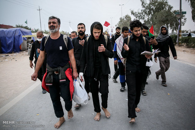 Arbaeen pilgrims walking from Najaf to Karbala