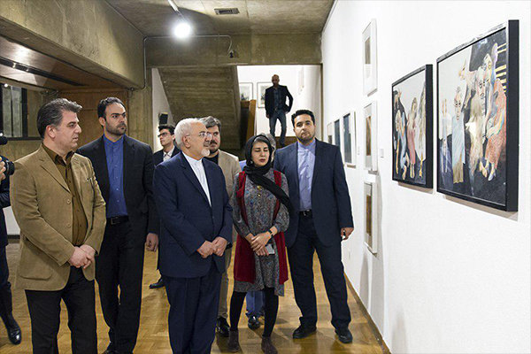 وزیر امور خارجه به تماشای هنرهای معاصر تجسمی افغانستان نشست