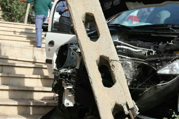 تصادف در خیابان «دارآباد» تیر چراغ برق را شکست/آسیب دیدگی راننده