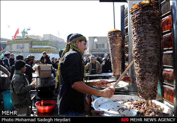 طبخ کباب ترکی ۳ متری برای زائرین در کربلا